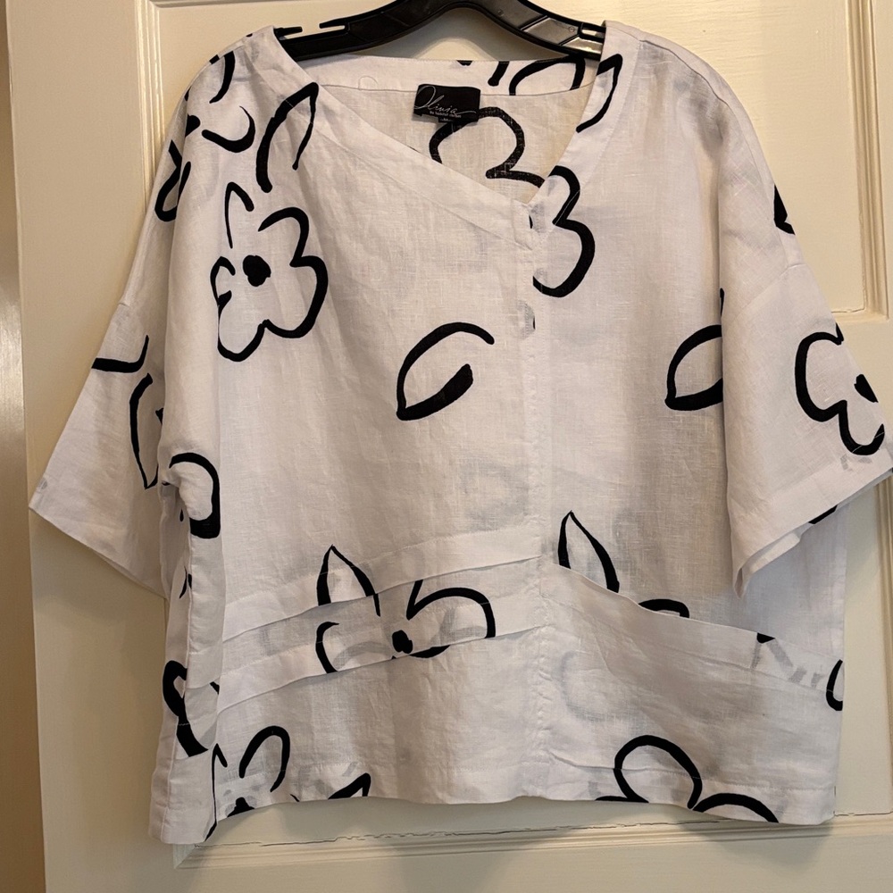 Olivia‎ by Habitat White and Black Floral  Linen Oversized Crop Blouse